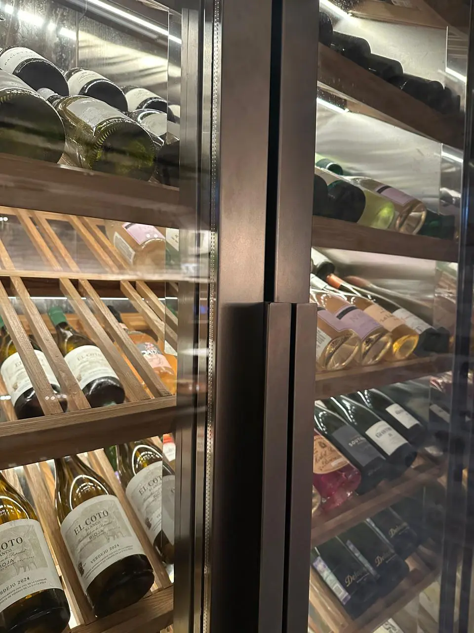 Винный шкаф в ресторане AVA Bistro (Новая Голландия)