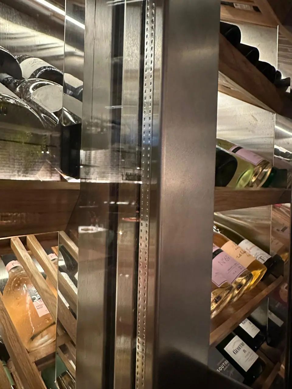 Винный шкаф в ресторане AVA Bistro (Новая Голландия)