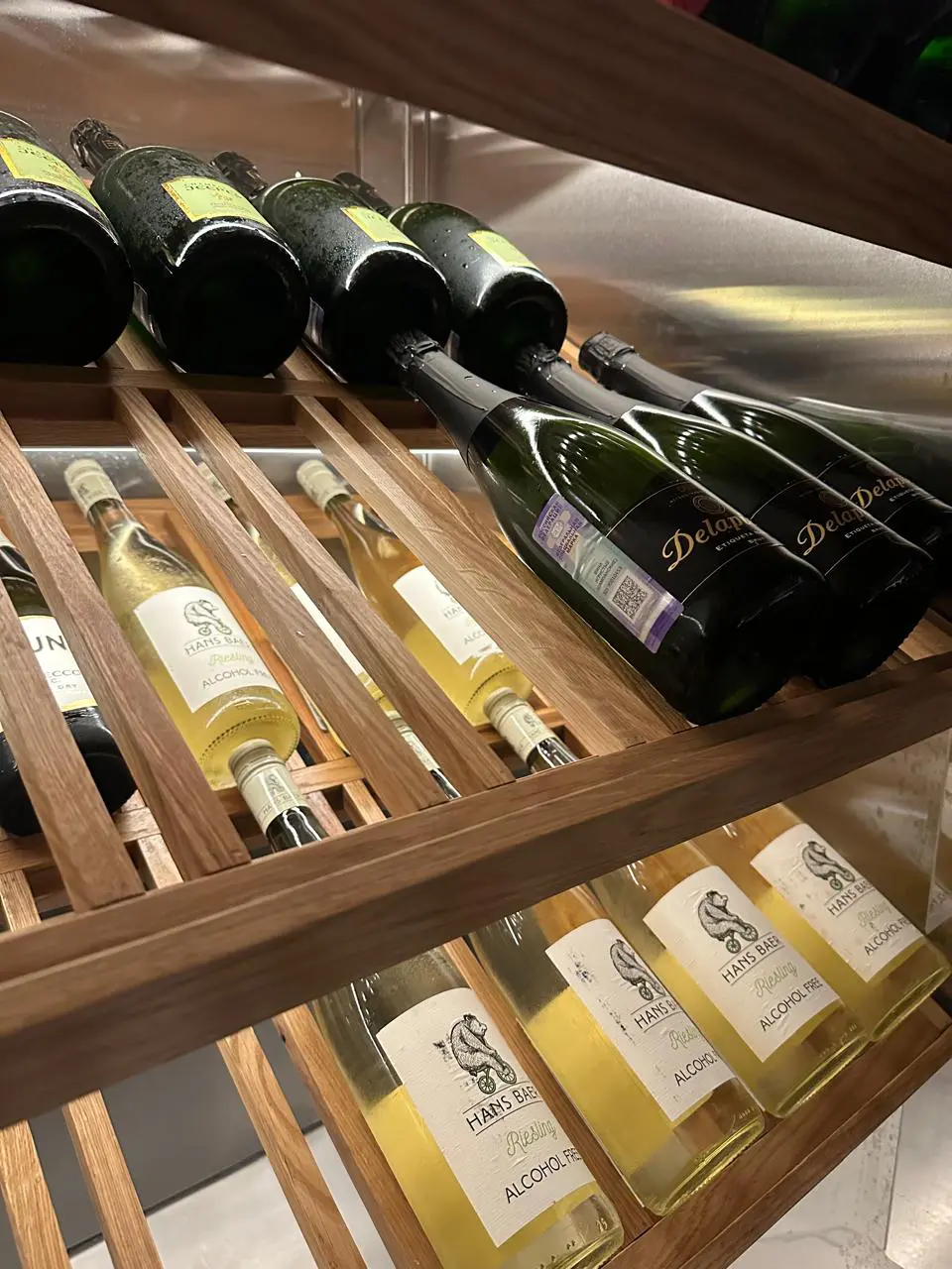 Винный шкаф в ресторане AVA Bistro (Новая Голландия)