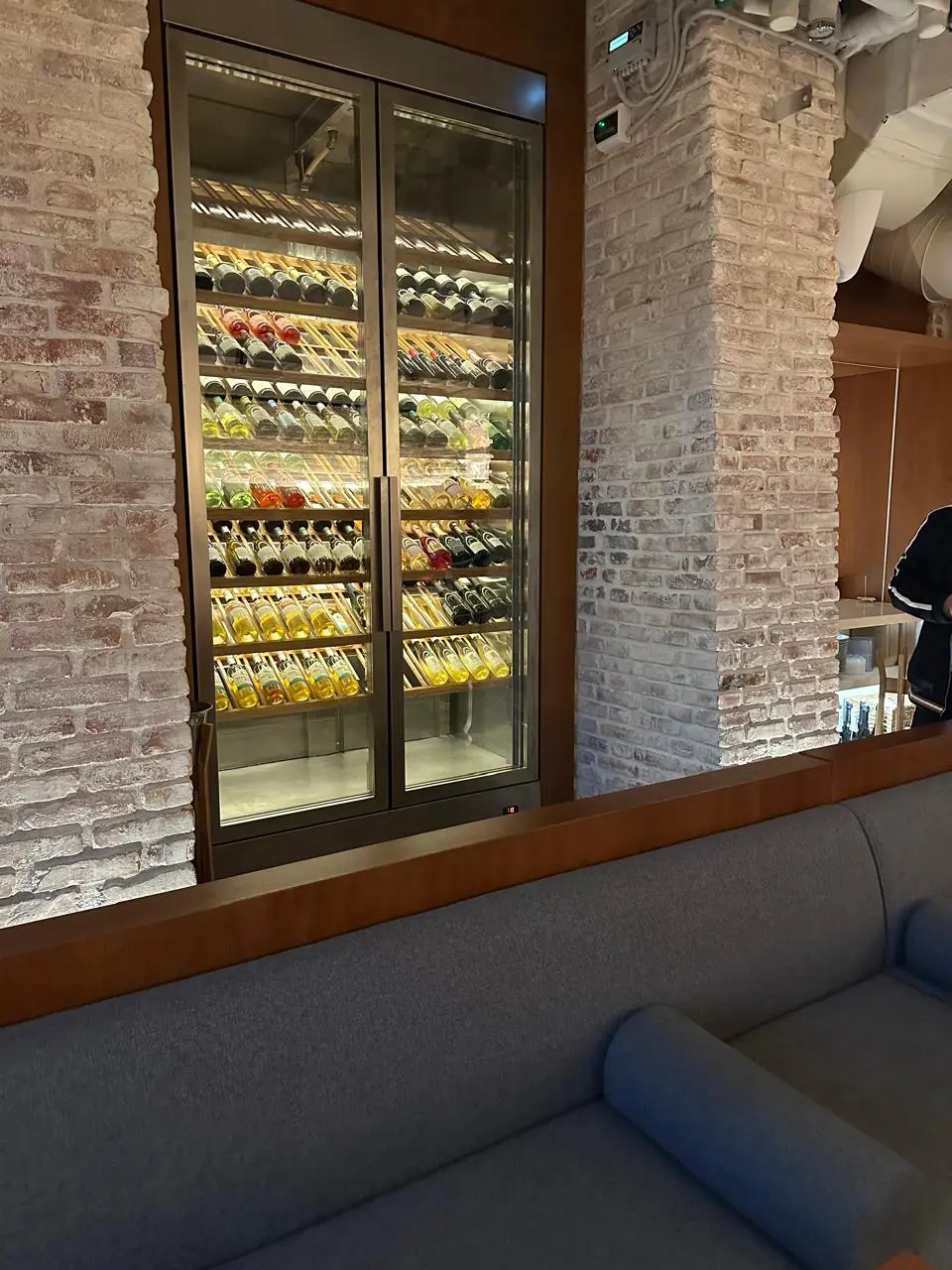 Винный шкаф в ресторане AVA Bistro (Новая Голландия)