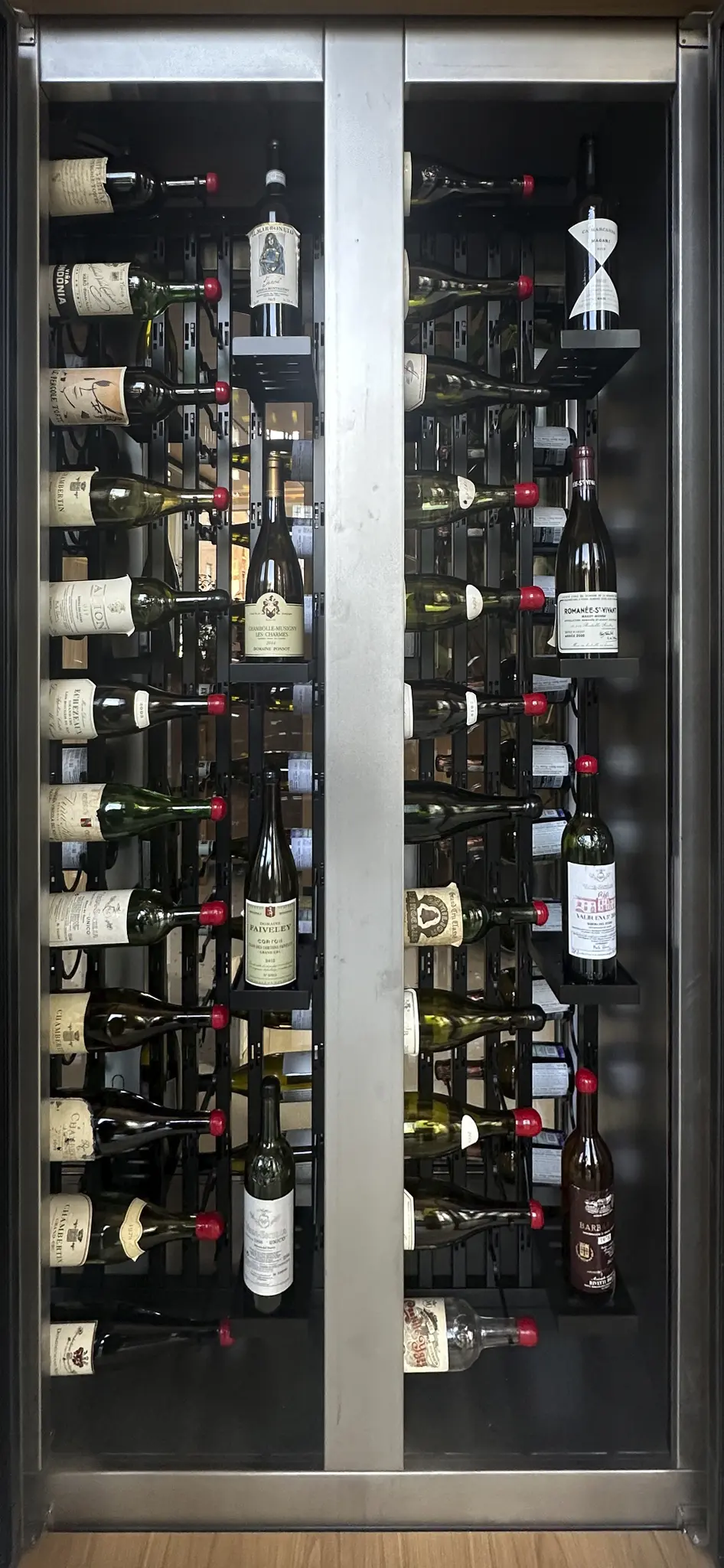 Винный шкаф в московском ресторанном бистро