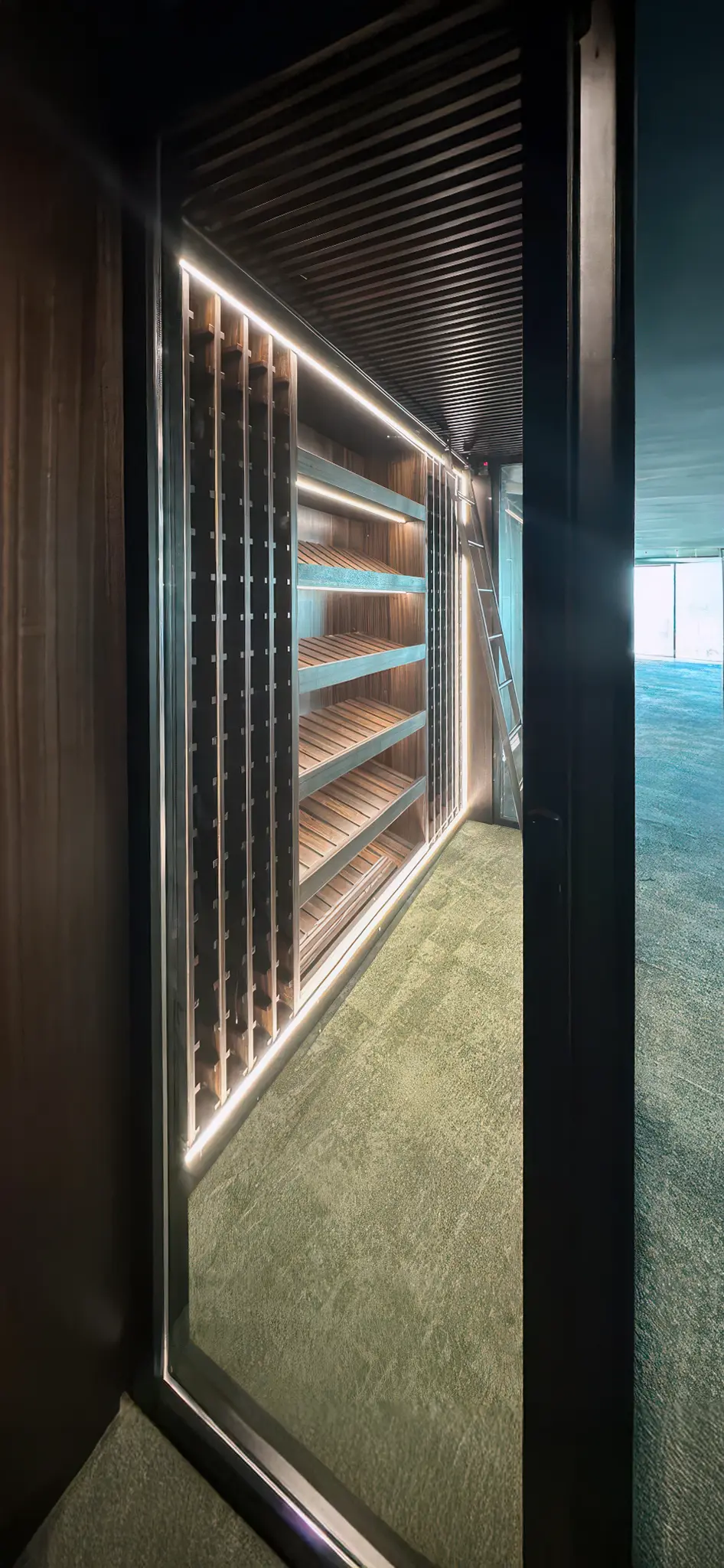 Винная комната в офисе Москва-Сити