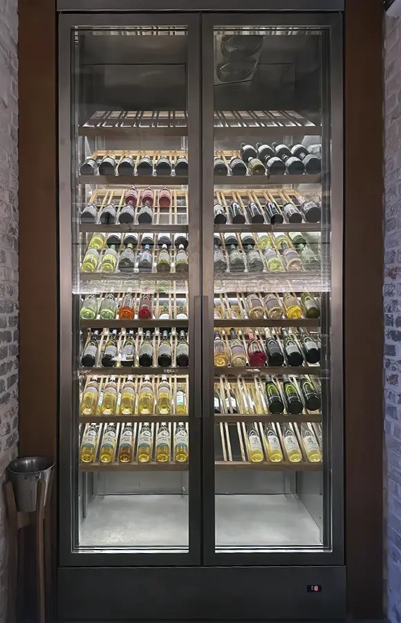 Винный шкаф в ресторане AVA Bistro (Новая Голландия)