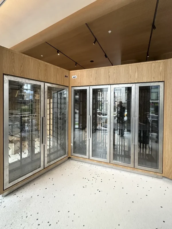 Винный шкаф в московском ресторанном бистро