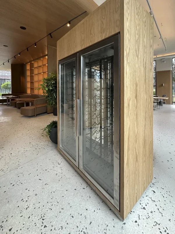 Винный шкаф в московском ресторанном бистро