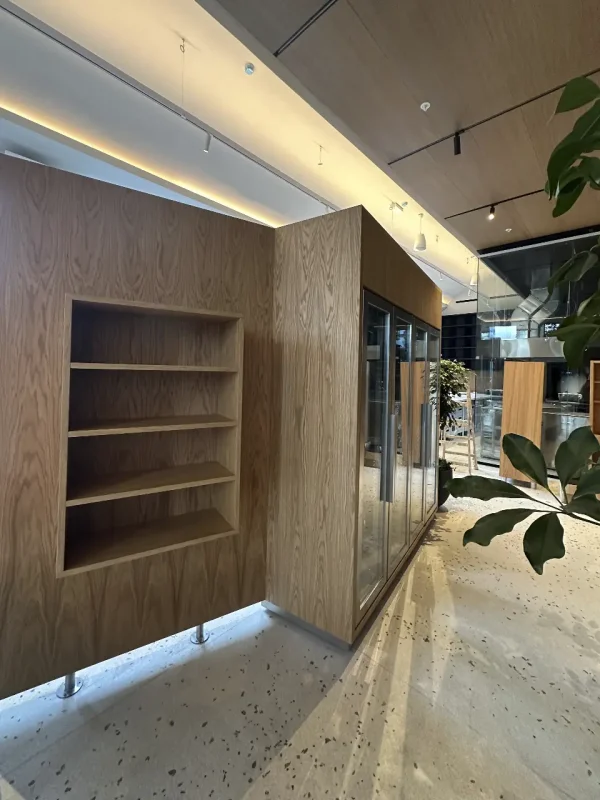 Винный шкаф в московском ресторанном бистро