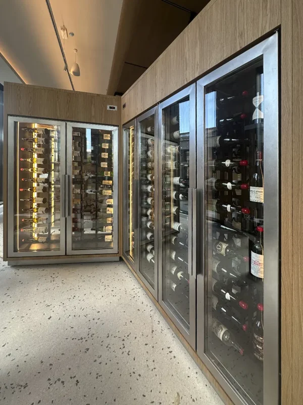 Винный шкаф в московском ресторанном бистро