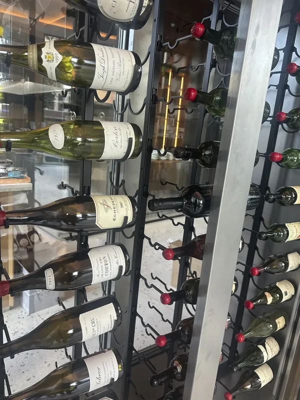 Винный шкаф в московском ресторанном бистро