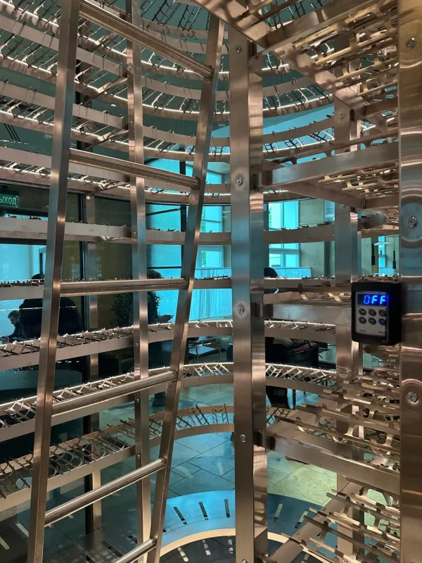 Островная винная комната в московском бильярдном клубе