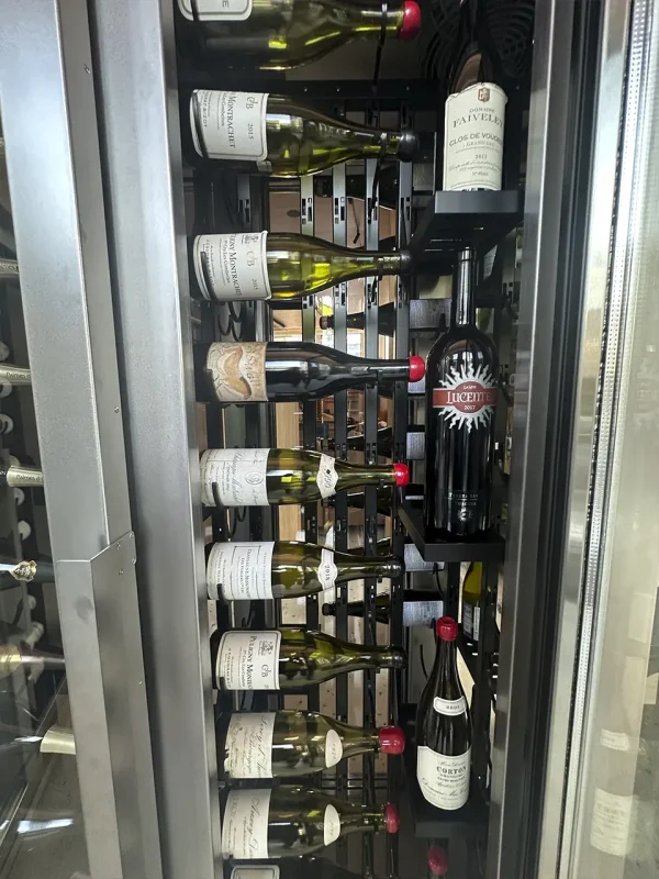 Винный шкаф в московском ресторанном бистро