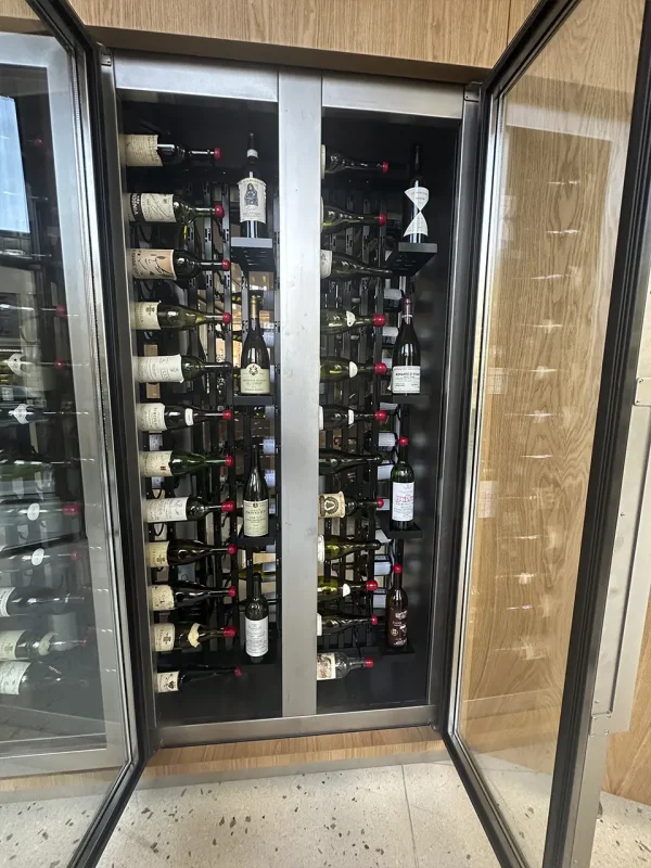 Винный шкаф в московском ресторанном бистро